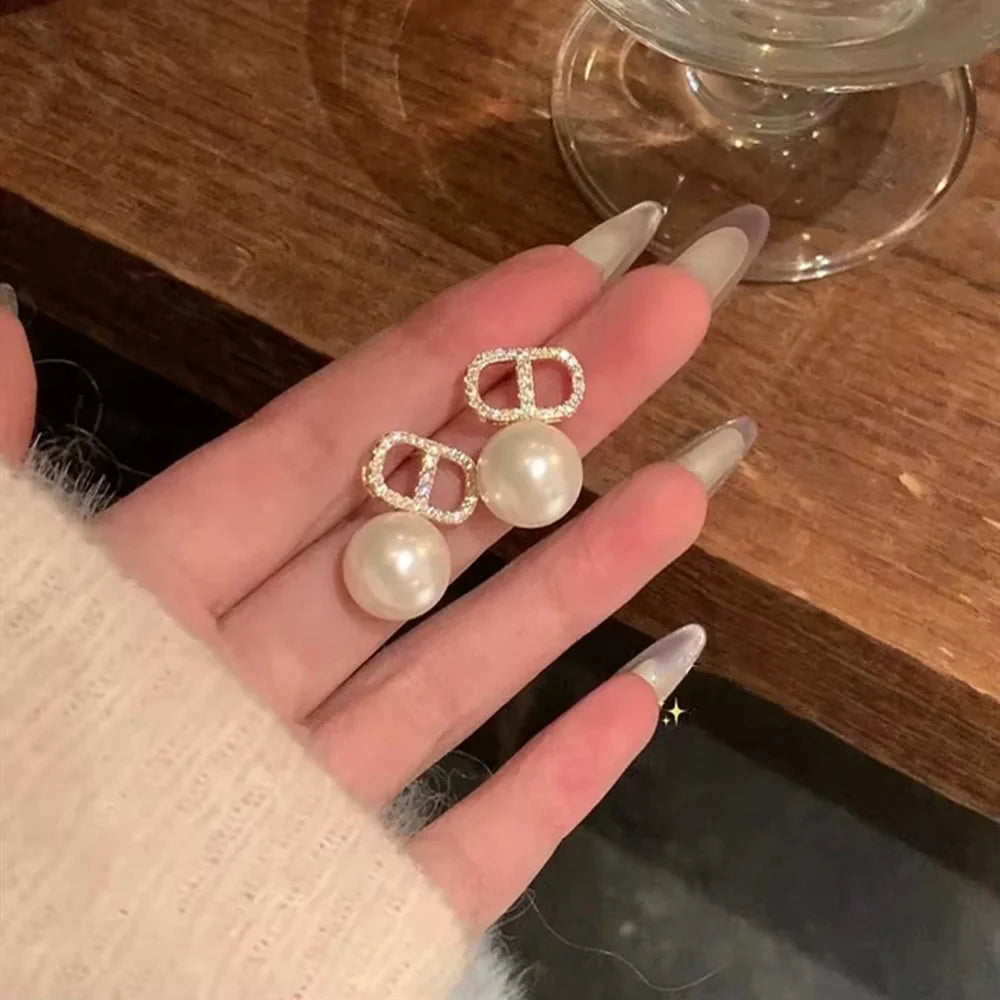 Versilberte Nadel Zirkon Buchstaben Perlenohrringe Französische Luxus-Sensation High-End-Schmuck Damen-Ohrring-Accessoire
