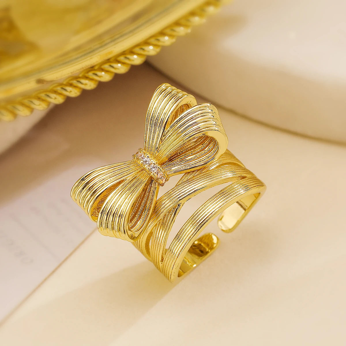 NEWBUY Trendiger Goldfarben Kupfer Geometrischer Schmuck Luxuriöser AAA Zirkonia Ehering Für Elegante Frauen Verlobungsgeschenk