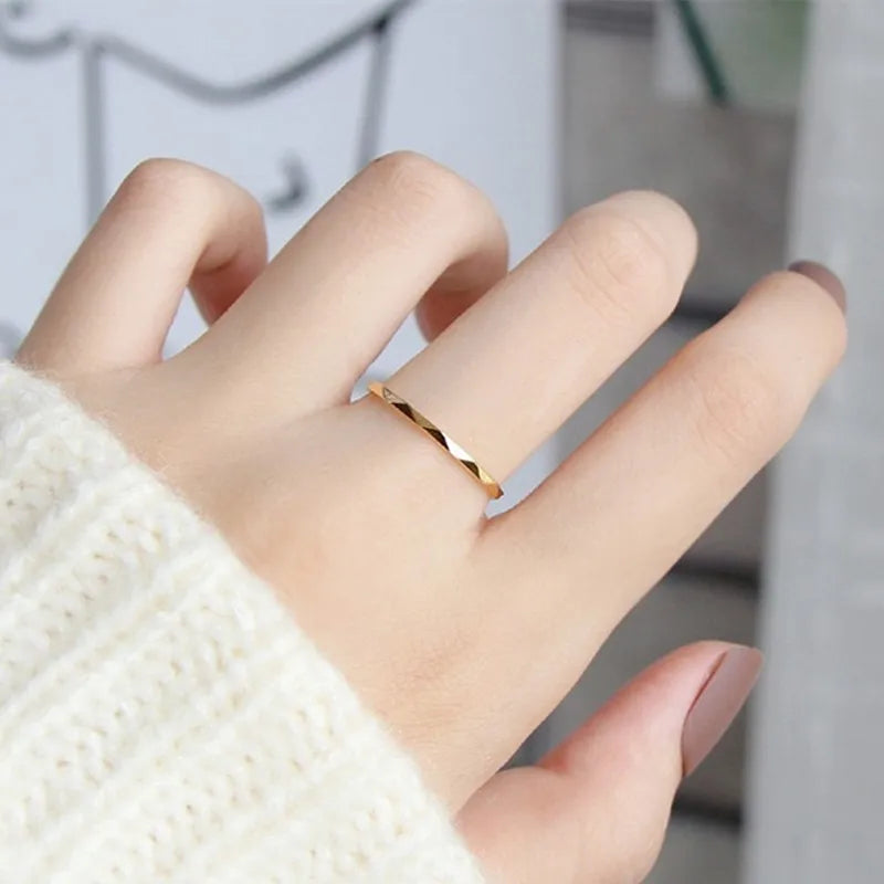 1mm dünner stapelbarer Ring aus Edelstahl V-facettiert Knöchel-Midi-Ring für Frauen Mädchen Größe 3-10