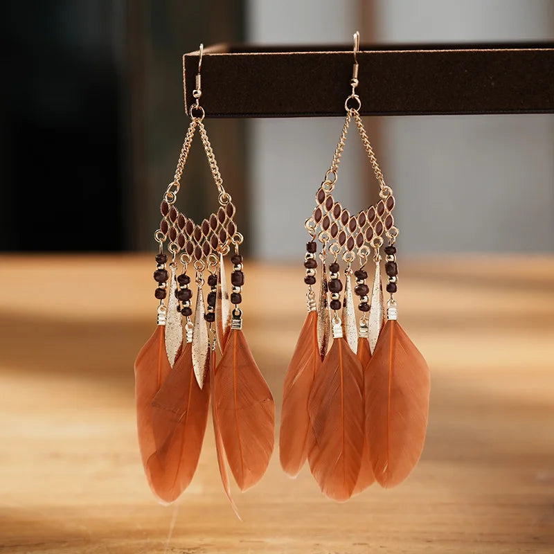 Neue ethnische Feder-Hängeohrringe für Frauen, böhmische lange Quasten-Perlen-Ohrringe, Mode-Party-Schmuck-Accessoires für Mädchen