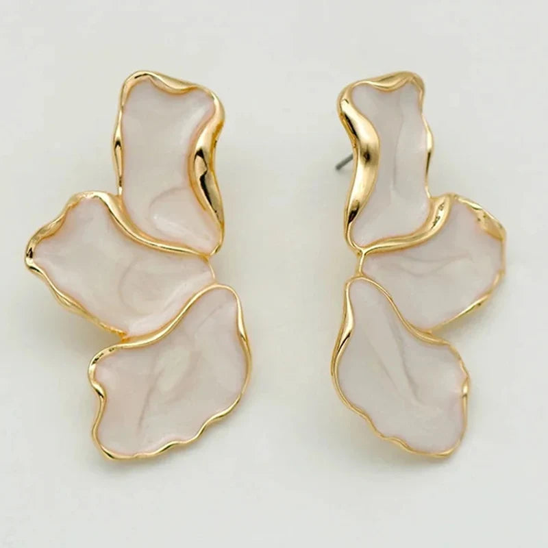 Metall Blume Creme Epoxid Ohrstecker Damen Mode Goldfarbene Beschichtung Unregelmäßige Ohrstecker Schweres Design Statement Ohrringe