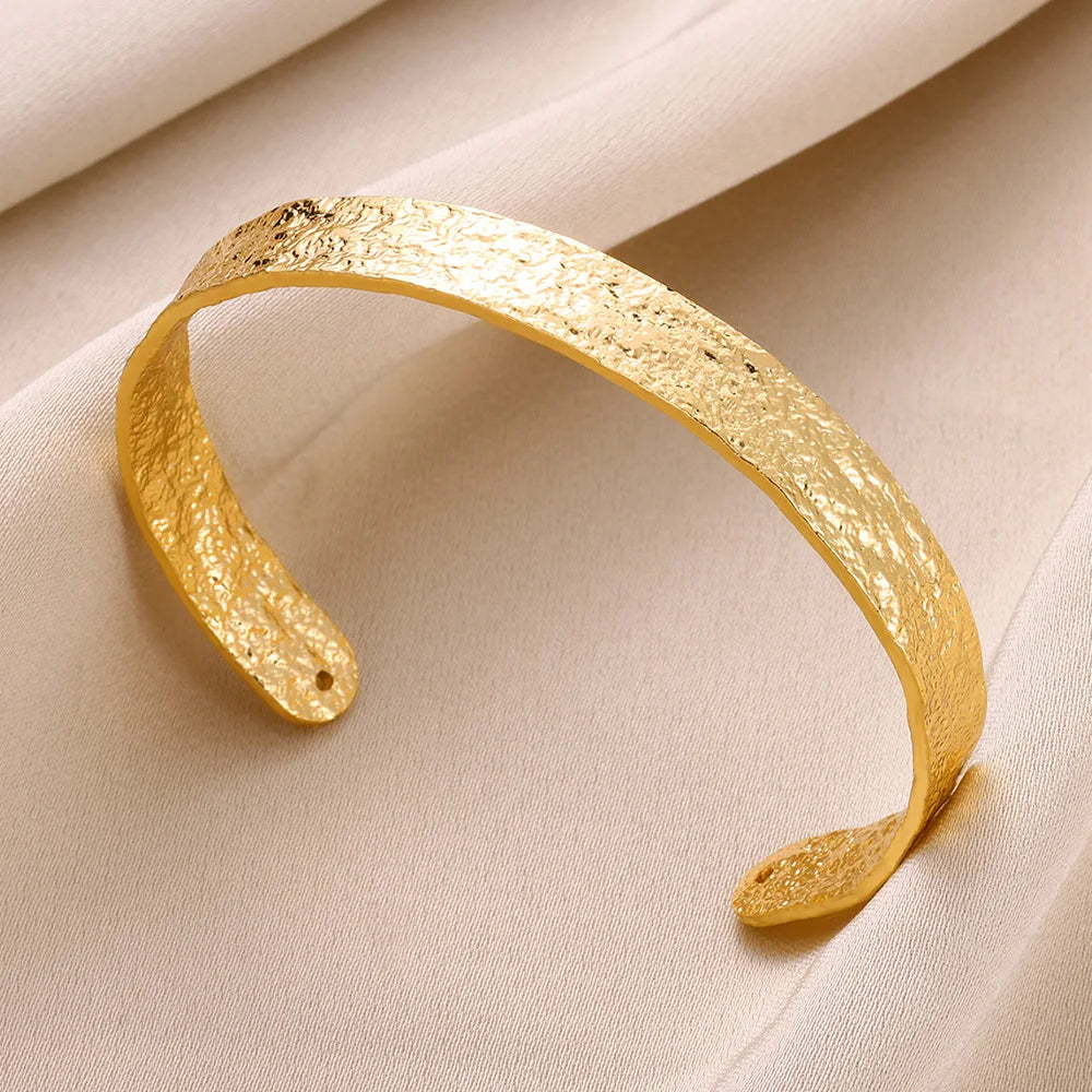 Klassisches Armband mit Falten-Textur, offene Manschette für Frauen, exquisites Armband aus Edelstahl, Handornament, Punk-Schmuck