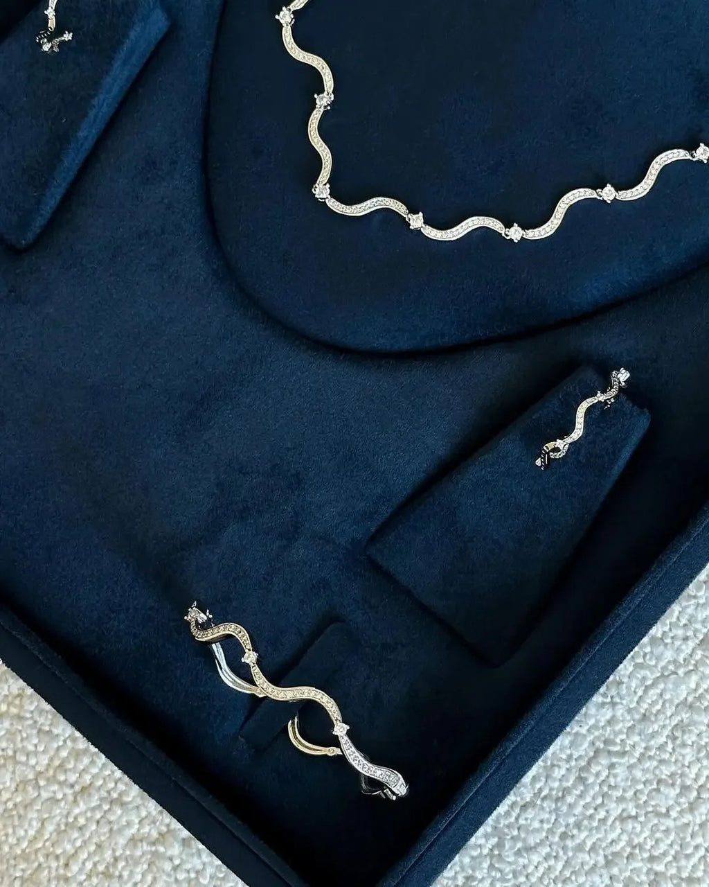 Modisches Damen-Schmuckset mit Wellenband-Armreif, Ring, Ohrringen und Halskette mit 5A Zirkonia CZ in Micro-Pavé-Fassung