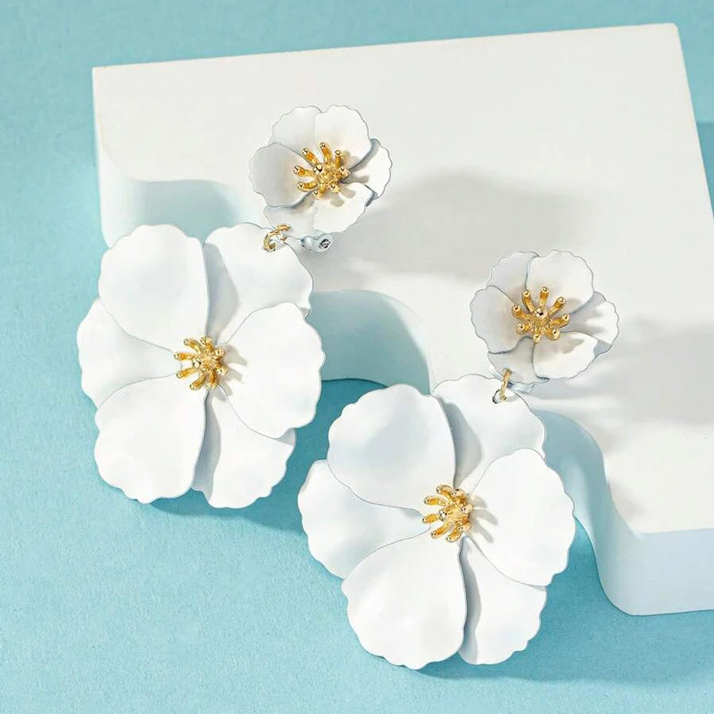 Damen Fuchsie Blumen Tropfen Ohrringe Vergoldung Weiße Fuchsie Spray Große Blume Baumelohrringe Brautohrringe für den Urlaub