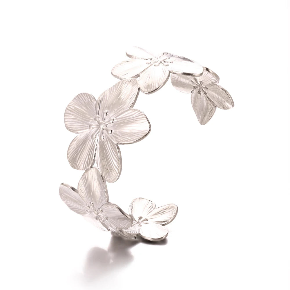 Exquisites klassisches Armband mit Wellenmuster für Damen, Manschettenarmband, goldfarben, Edelstahl, Handschmuck-Geschenk