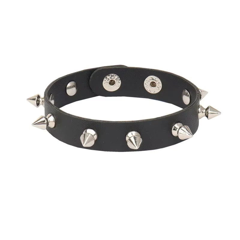 PU Leder Armband Nieten Punk Spike Nieten Manschette Schwarz Armband Armreif für Rock-Themen-Veranstaltungen
