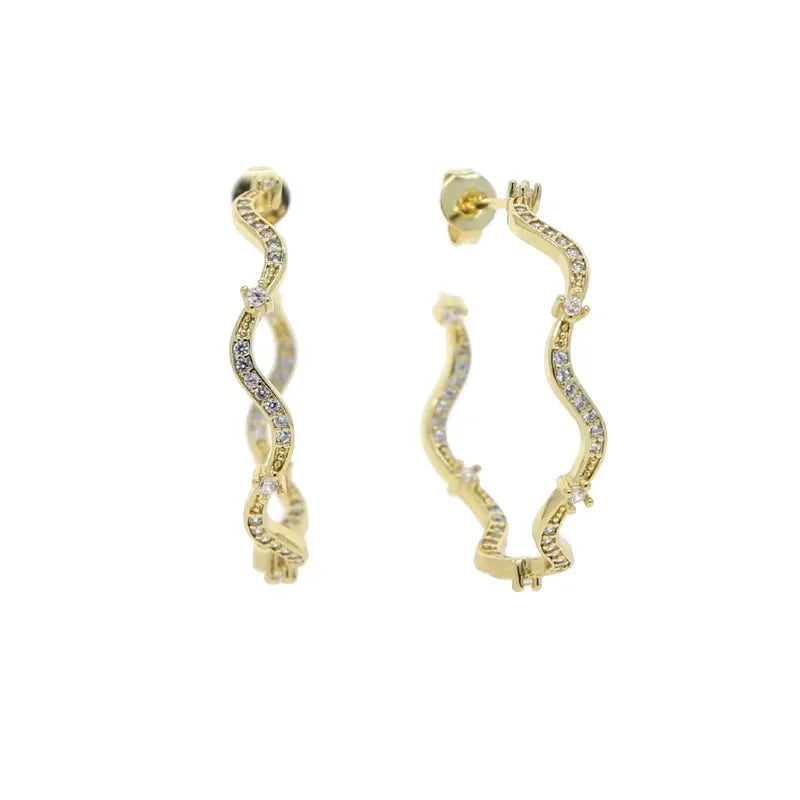 Modisches Damen-Schmuckset mit Wellenband-Armreif, Ring, Ohrringen und Halskette mit 5A Zirkonia CZ in Micro-Pavé-Fassung