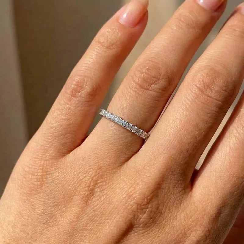 925er Sterlingsilber Neue Trendige Dünne Fingerringe Band mit Glänzendem Zirkonia Einfacher Stylischer Alltagsschmuck für Frauen