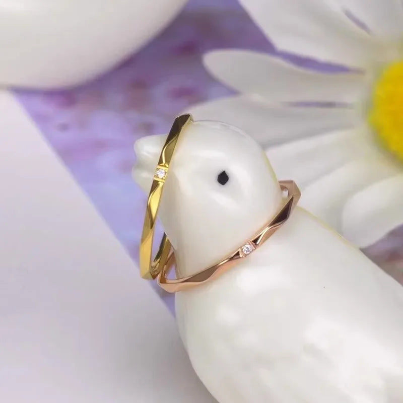Anillo apilable fino de 1 mm de acero inoxidable con una sola circonita cúbica con facetas en V para nudillos de mujer y niña, talla 5-10