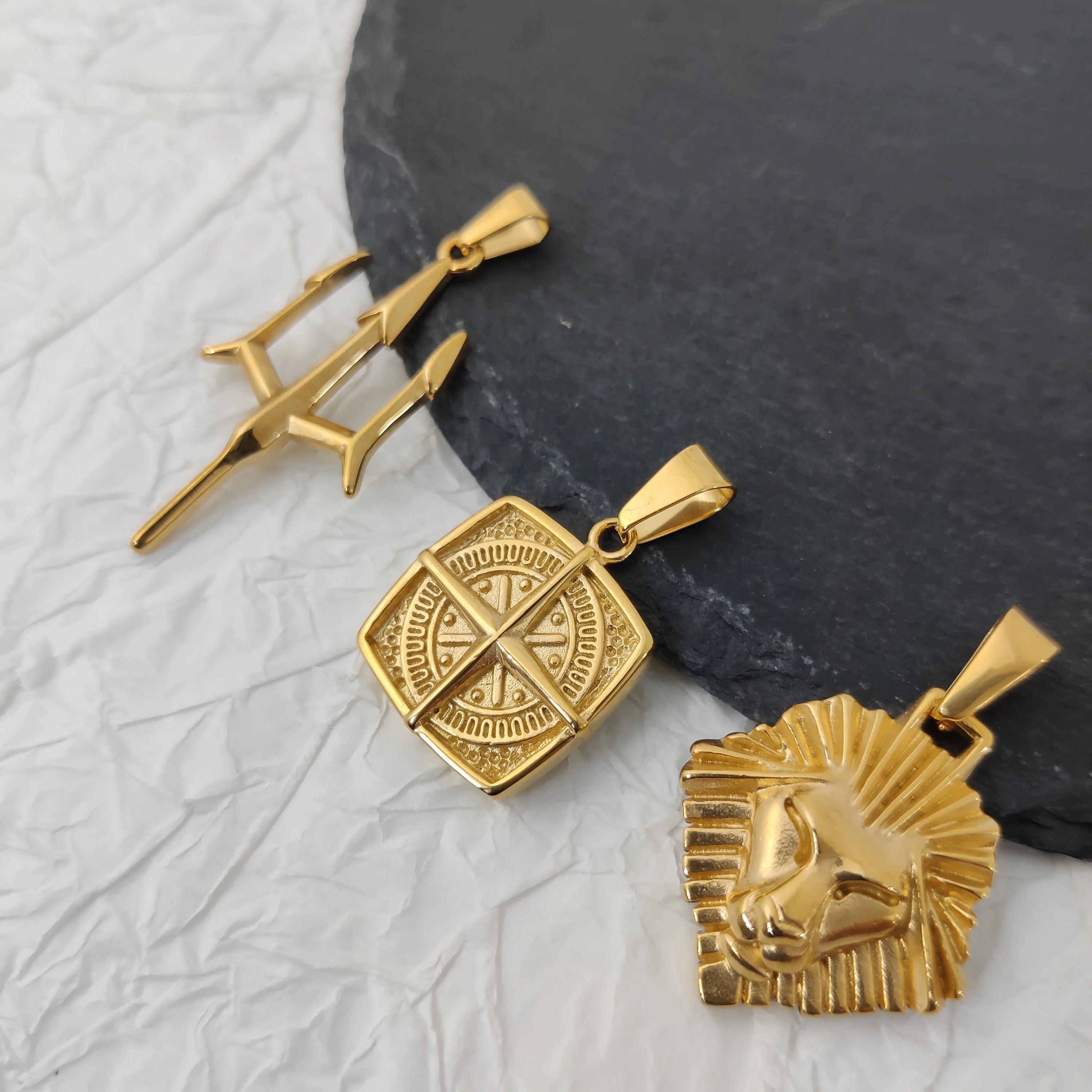 Collar Tridente Poseidón Acero Inoxidable Chapado en Oro 18K Aquaman Mitología Griega Colgante Joyería Regalo para Hombre