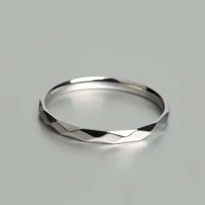 2mm dünner stapelbarer Ring aus Edelstahl, facettenreicher Ehering für Damen und Mädchen, Größe 5–10