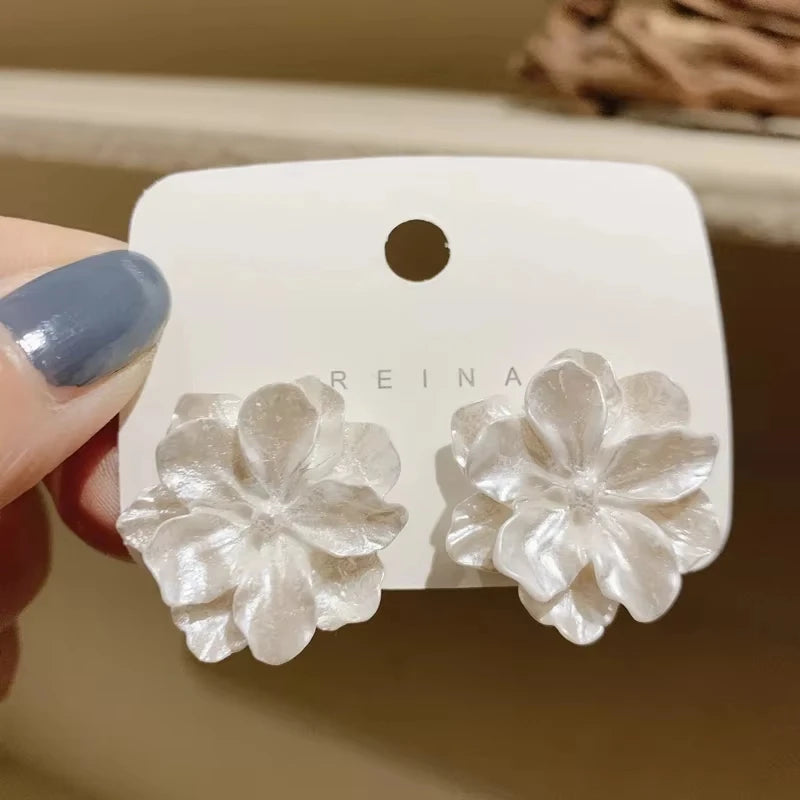 Weiße Blumenstecker Ohrringe für Damen Gefaltete Acryl-Seiten Charmante Süße Blumenmädchen-Ohrringe im japanischen Stil Ohrschmuck