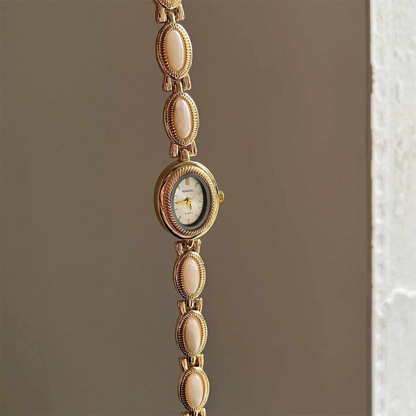 Neue Vintage Damen Armbanduhr mit farbigen Edelsteinen, leichte Luxus personalisierte Retro Schmuck Gold Edle Kleine Süße Armbanduhr