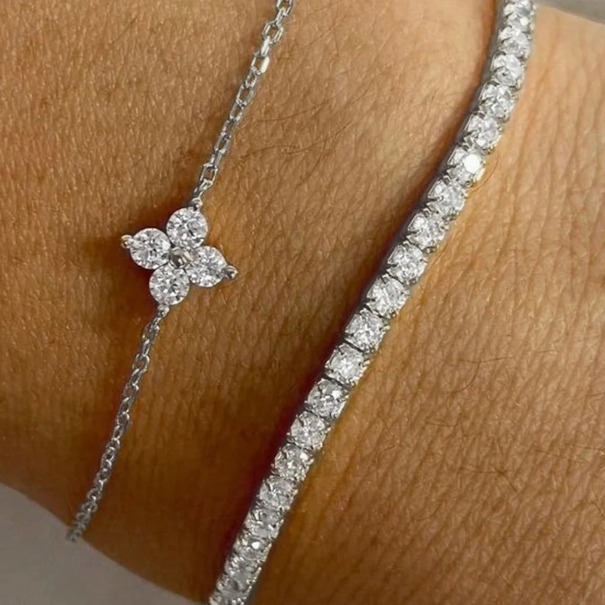 2 Stück einfache Zirkonia Blume Wasserkette Damen Armband Set Täglich Minimalistisch Silberfarben Armband Party Modeschmuck