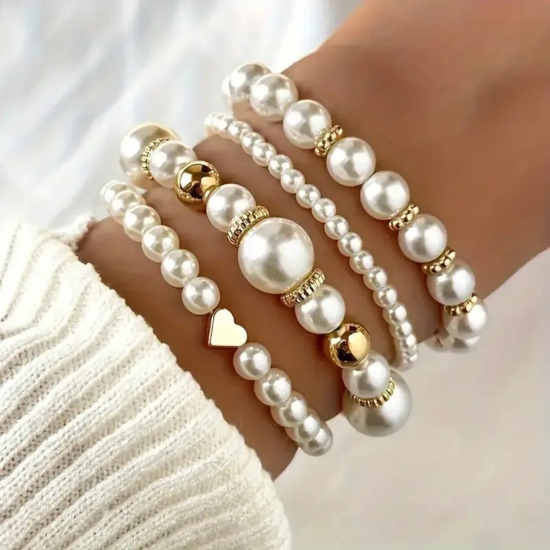 Neues 4-teiliges Set Imitationsperlen-Armbänder-Set für Damen Mode Goldfarbenes Herz Große Perlen-Armbänder Trendy Schmuckgeschenke