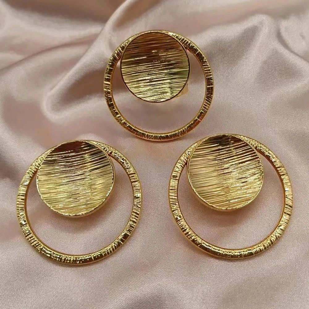 Dubai vergoldete Ohrringe und Ring Schmuckset für Frauen, hohles Design Ohrringe und Fingerring Set für Verlobungsgeschenke