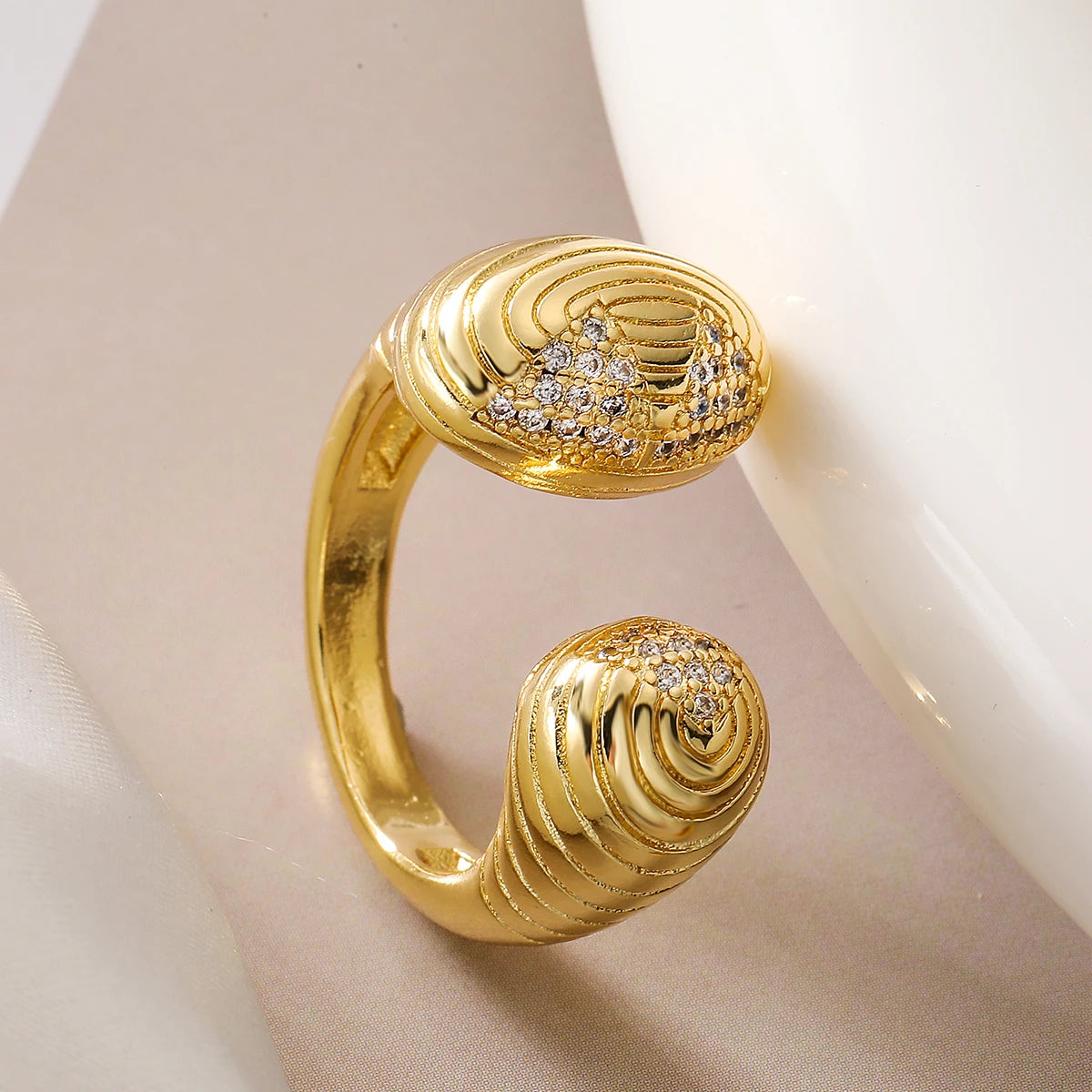 NEWBUY Zarte goldfarbene Statement-Design CZ Party-Ringe für elegante Frauen Finger-Accessoires