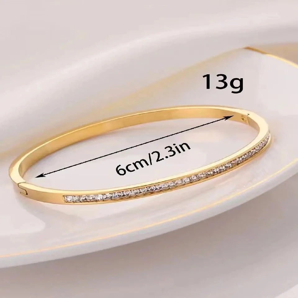 Elegantes Armreif in Goldfarbe mit funkelnden Strasssteinen Glamouröses Edelstahlarmband Damenschmuck für formelle Abendessen