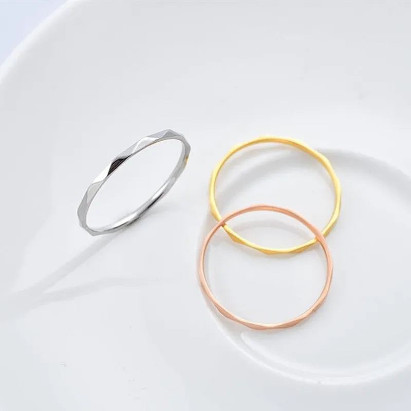 1mm dünner stapelbarer Ring aus Edelstahl V-facettiert Knöchel-Midi-Ring für Frauen Mädchen Größe 3-10