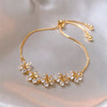 Exquisites Strassarmband Damen Mode Sterne Blumen Anhänger Armreif Armbänder Goldfarbe Verstellbarer Armreif Hochzeitsschmuck