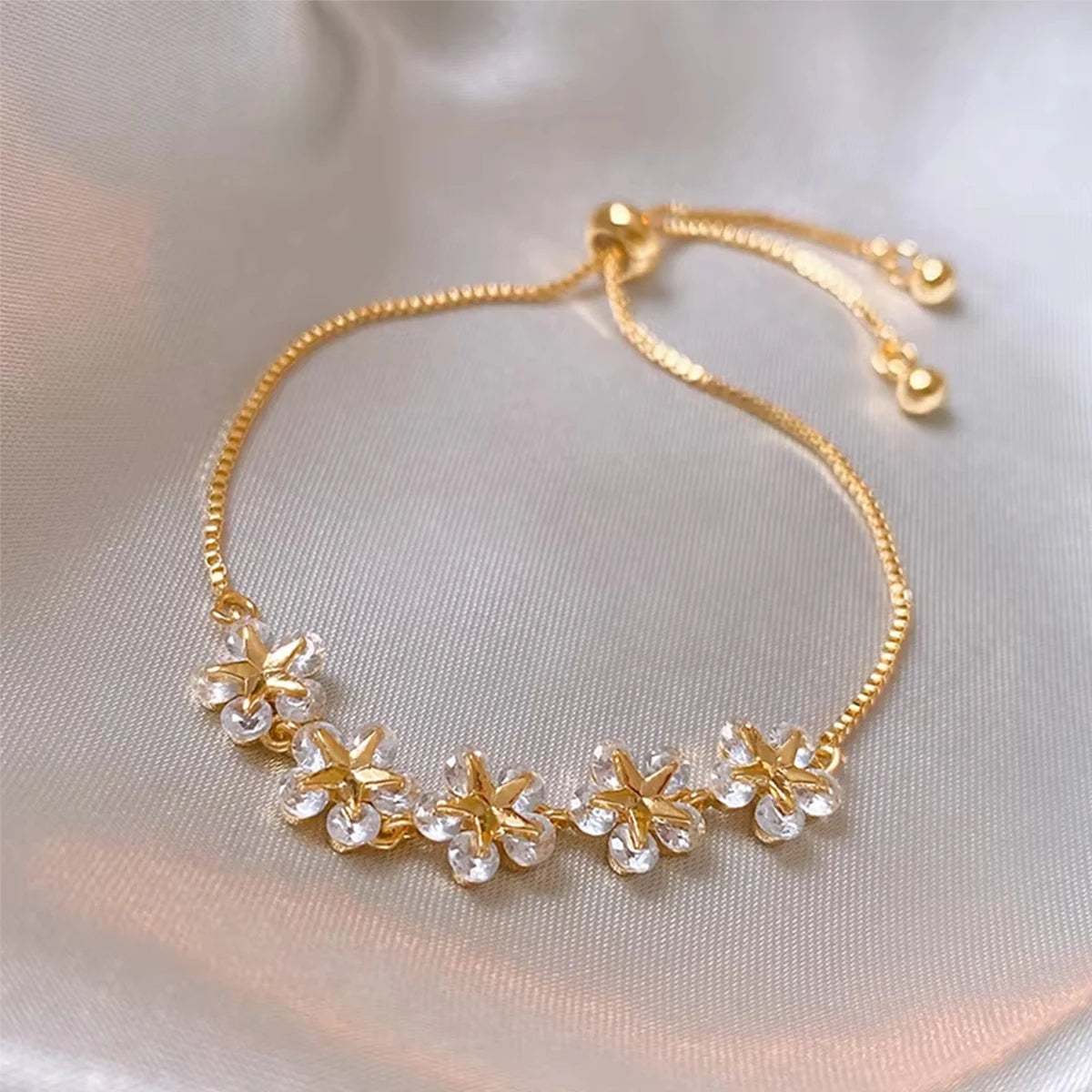 Exquisites Strassarmband Damen Mode Sterne Blumen Anhänger Armreif Armbänder Goldfarbe Verstellbarer Armreif Hochzeitsschmuck