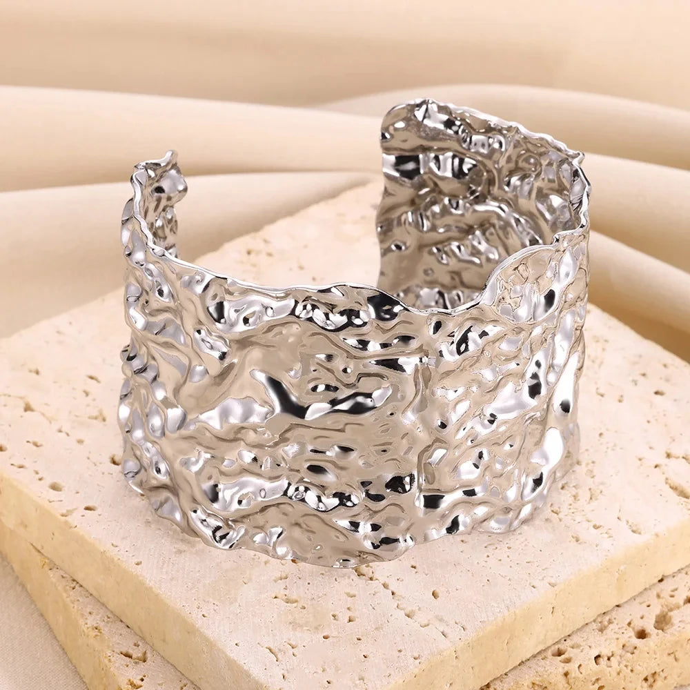 Klassisches Armband mit Faltenstruktur für Damen, exquisites Manschettenarmband, goldfarbenes Edelstahlarmband, Handornament-Geschenk
