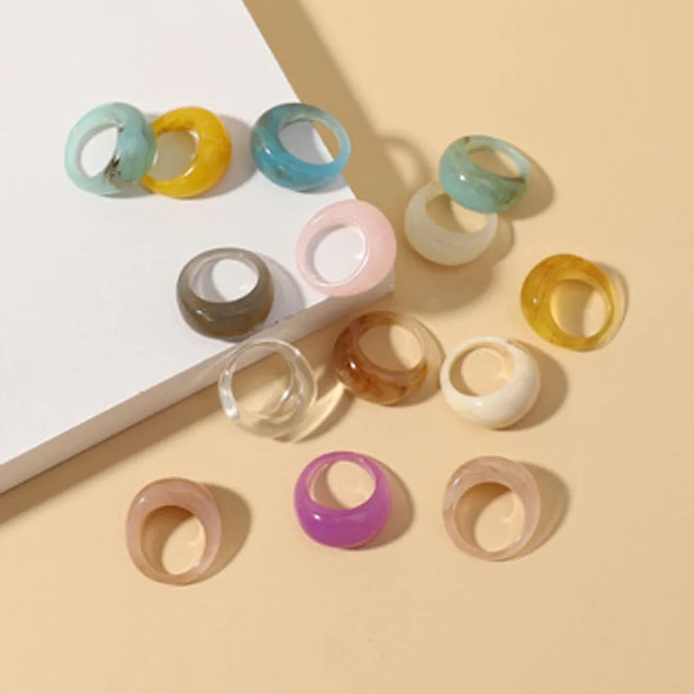 Neue koreanische bunte Acrylringe Vintage runde Ringe für Frauen Große Kpop-Fingerringe für Mädchen Punk-Harzringe Modeschmuck