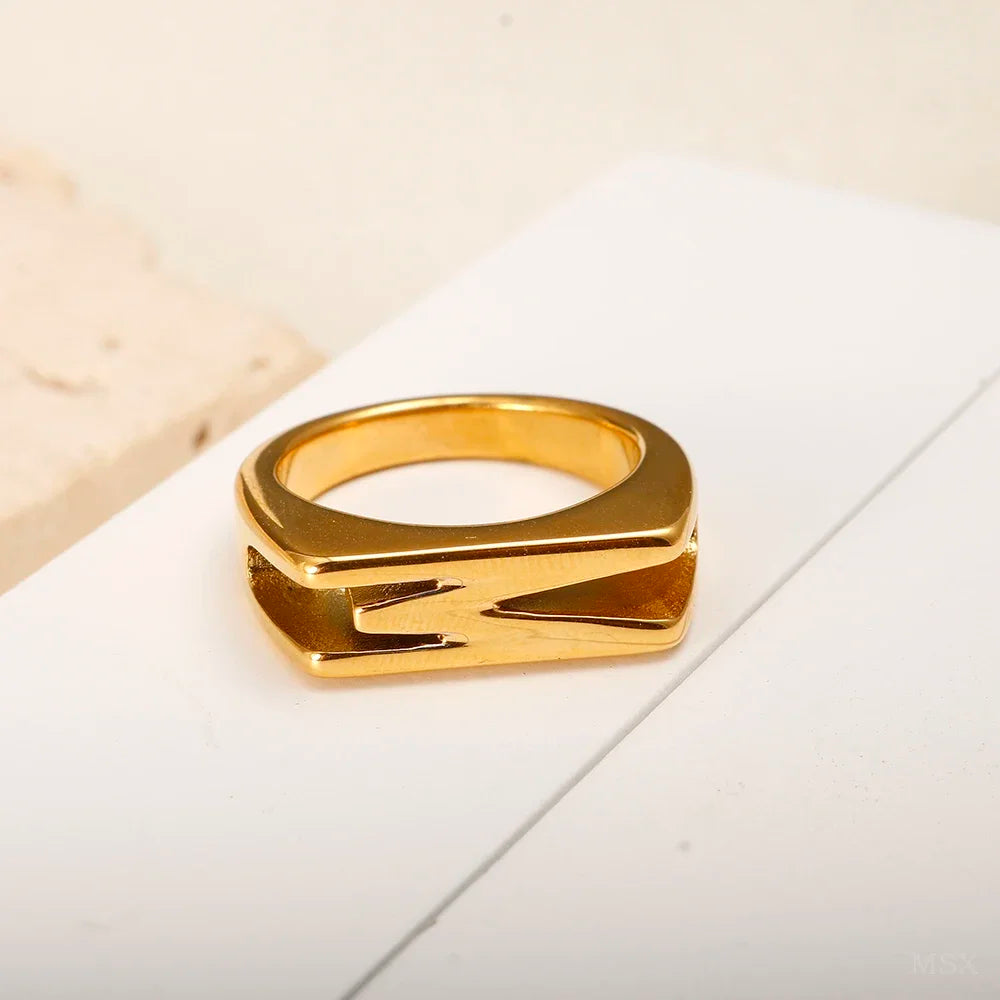 Großhandel High-End wasserdicht dreidimensionaler M-Buchstabe hohler Edelstahl Fingerring trendig für Damen personalisierbarer Schmuck