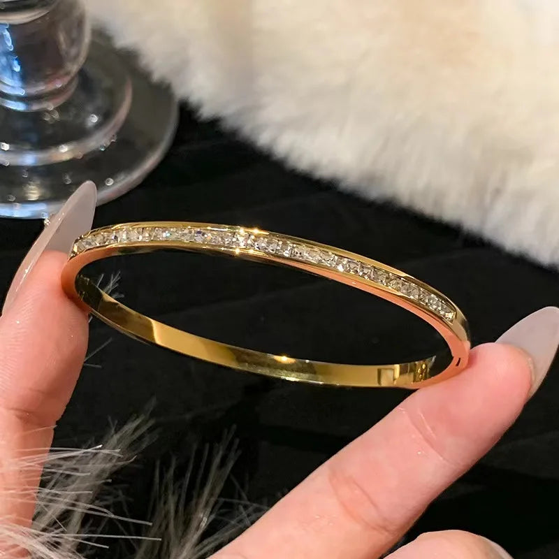 Elegantes Armreif in Goldfarbe mit funkelnden Strasssteinen Glamouröses Edelstahlarmband Damenschmuck für formelle Abendessen