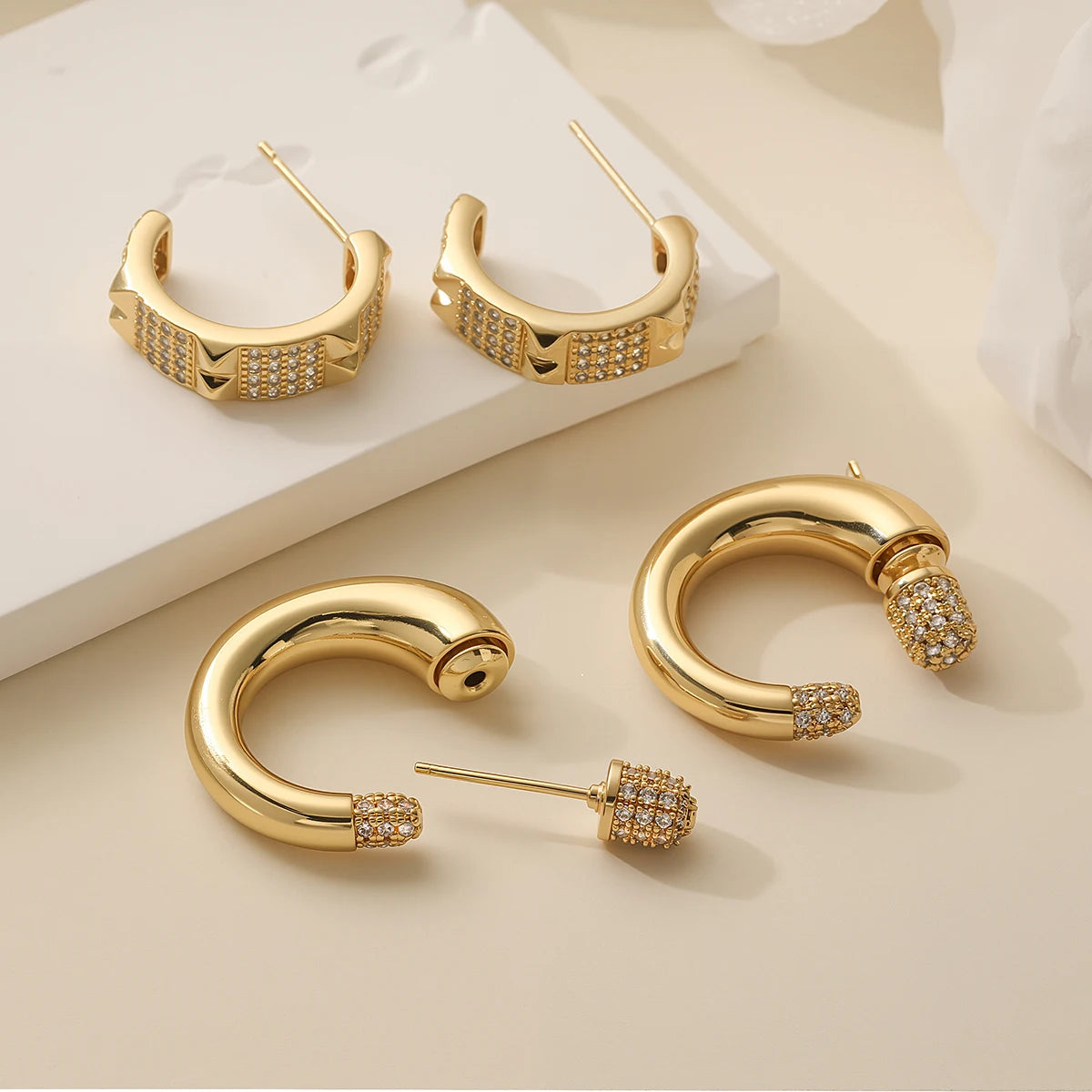 NEWBUY 2025 Neue Mode Goldfarbe Einzigartiges Design C-förmige Ohrstecker für elegante Frauen Glänzende AAA Zirkonia Inlay Hochzeitsschmuck