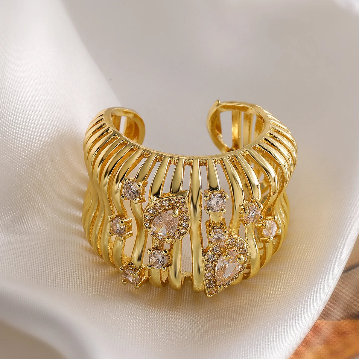 NEWBUY Zarte goldfarbene Statement-Design CZ Party-Ringe für elegante Frauen Finger-Accessoires