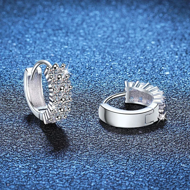 NeeTim 2mm Voll-Moissanit-Ohrringe Damen Luxusqualität Party S925 Sterlingsilber mit Weißgoldbeschichtung Creolen Hochzeits-Ohrring
