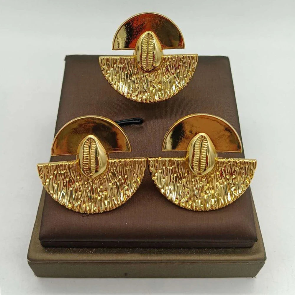 Dubai vergoldete Ohrringe und Ring Schmuckset für Frauen, hohles Design Ohrringe und Fingerring Set für Verlobungsgeschenke