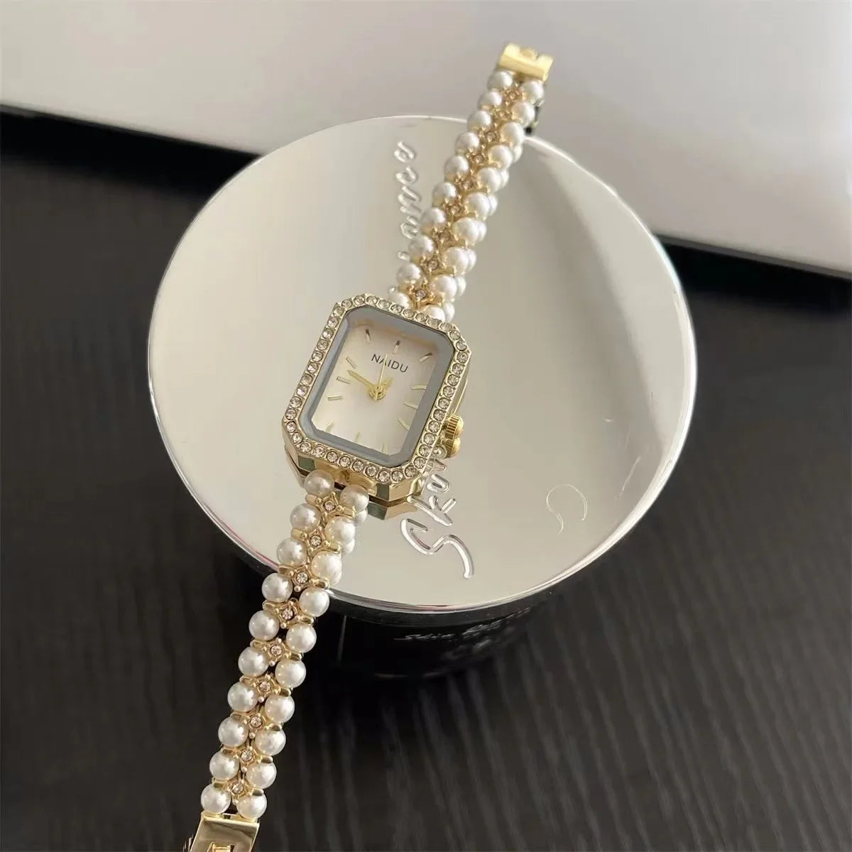 Luxury Women Bracelet Watch Fashion Small Square Dial Ladies Vintage Shell Pearls Chain Quartz Wristwatch Female Clock Wholesale