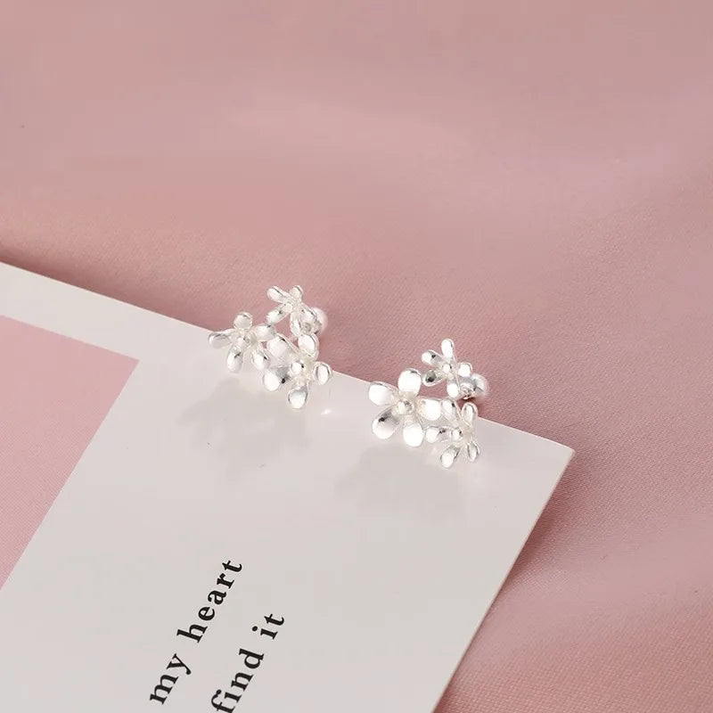 925er Sterlingsilber Drei Blumen Kleine Piercing-Ohrstecker für Damen Elegante Luxuriöse Feine Schmuck Verlobungsaccessoires