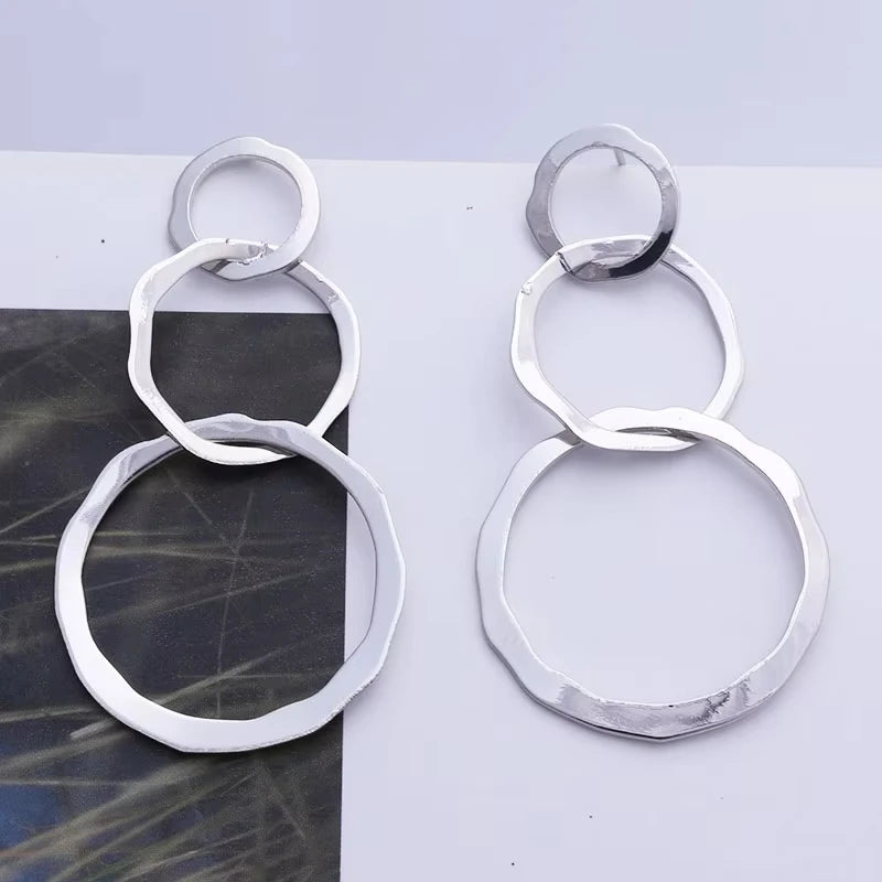 Goldfarbene Metall-Tropfenohrringe Unregelmäßige hohle Herz-Anhänger-Ohrringe Gedrehte geometrische Persönlichkeits-Ohrringe für Frauen