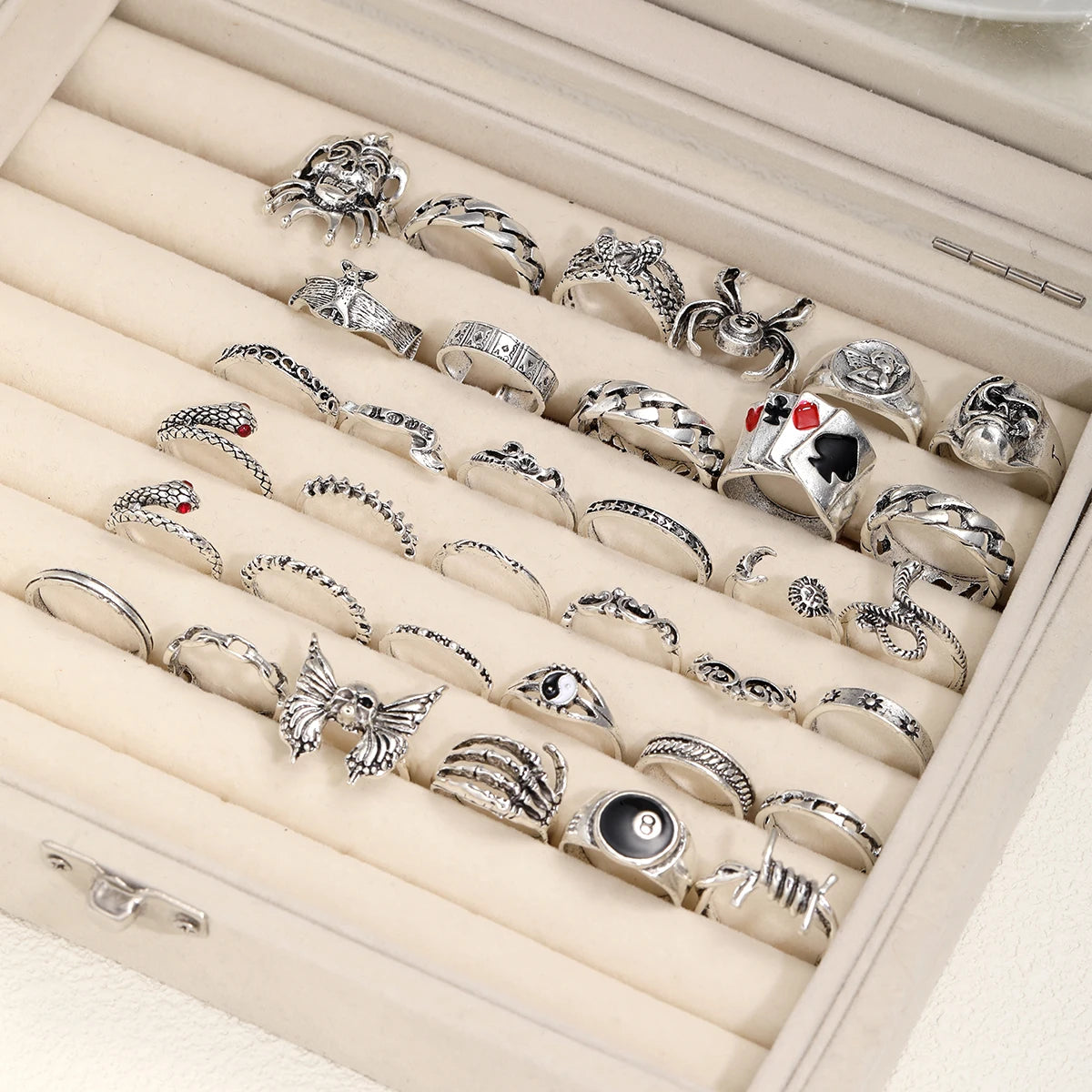 35-teiliges Gothic-Ring-Set für Herren und Damen, trendige Joker-Gesicht-Teufels-Lächeln-Gesicht-Fingerringe für tägliche Outfits, Party-Accessoires, Geschenke