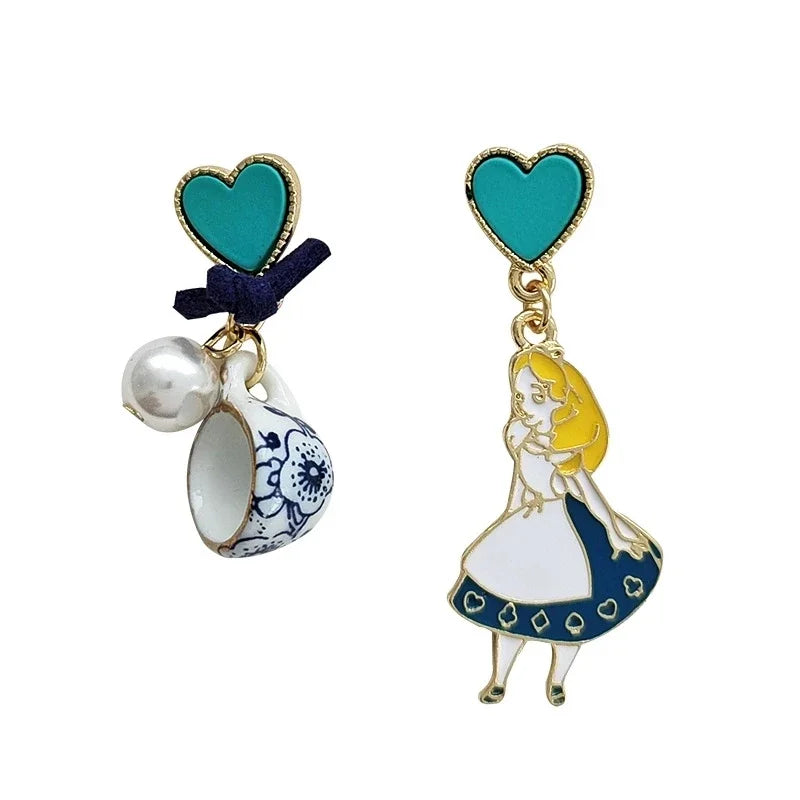 Märchenprinzessin Alice Asymmetrische Ohrringe mit Imitationsperlen, blauer Herz-Hängeohrringe, süße Mädchen-Emaille-Ohrringe
