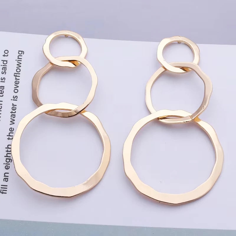 Goldfarbene Metall-Tropfenohrringe Unregelmäßige hohle Herz-Anhänger-Ohrringe Gedrehte geometrische Persönlichkeits-Ohrringe für Frauen