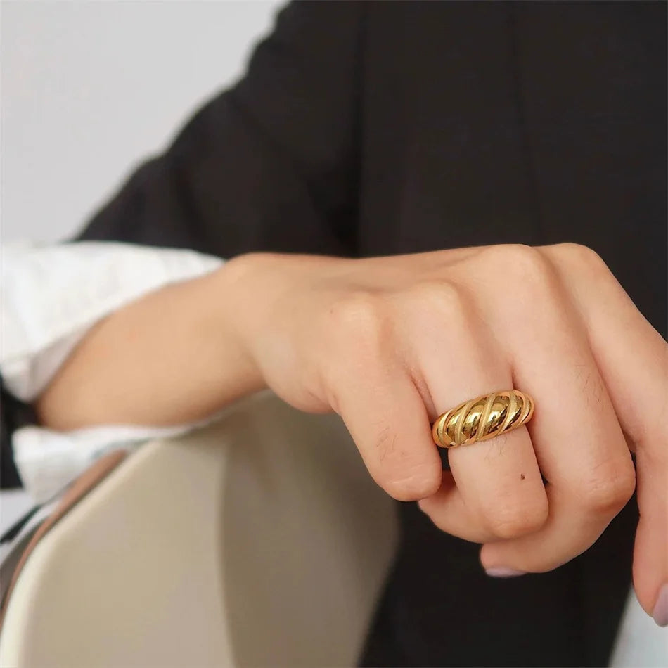 SUNIBI Edelstahlring für Frauen und Männer, klassisch goldfarben, schlichter Modestil, strukturierte Ringe, Paar-Hochzeitsschmuck