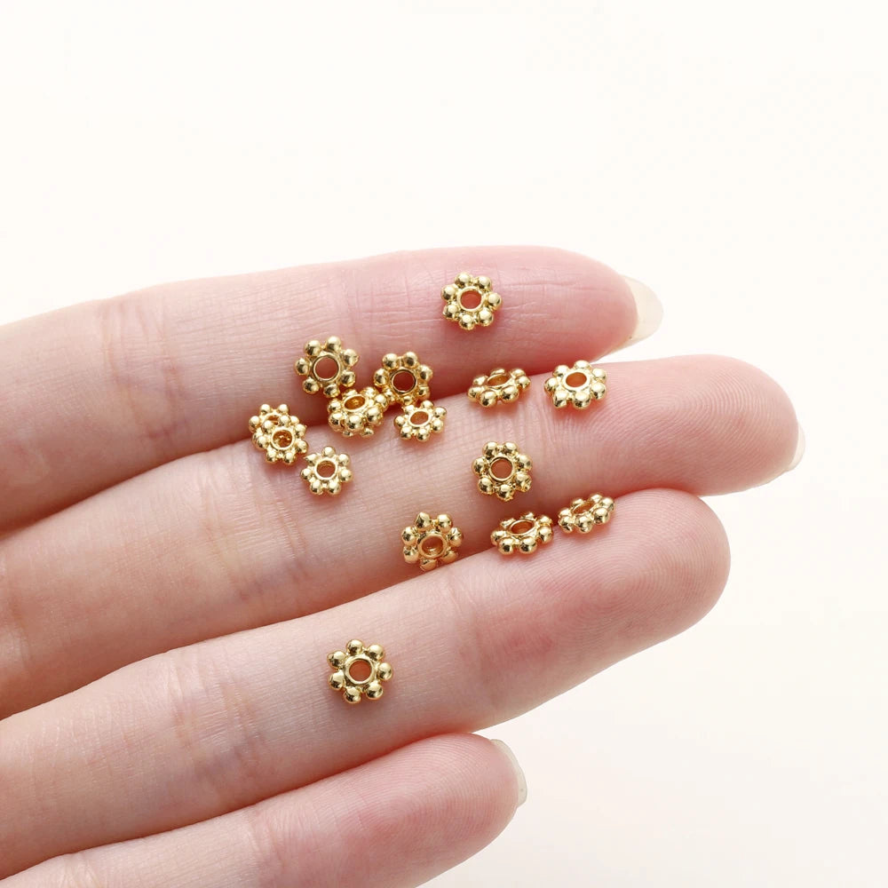 20 Stück 14K 18K Goldfarbe Gänseblümchen Zwischenperlen Mini Messing Spacer Beads Anhänger für DIY Armband Halskette Schmuckherstellung