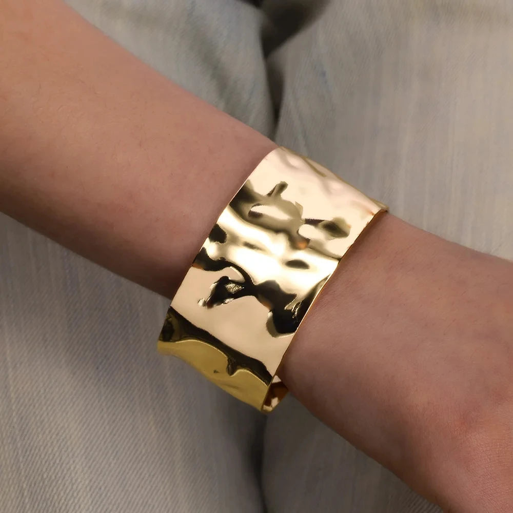 Exquisites klassisches Armband mit Wellenmuster für Damen, Manschettenarmband, goldfarben, Edelstahl, Handschmuck-Geschenk