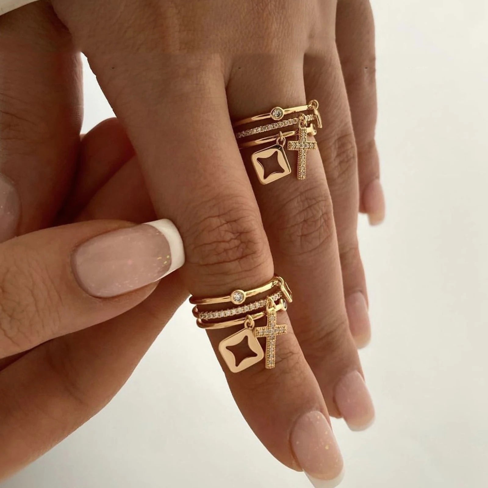 Nwe 18K vergoldete Sonnenringe für Damen, Naturstein eingelegt in hohlem Metall-Textur-Ring, trendiger Schmuck