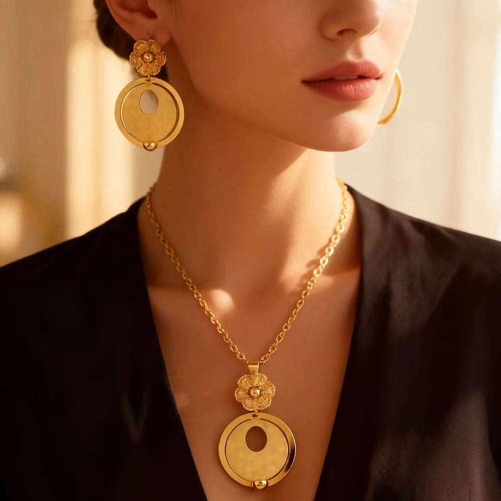 Afrikanisches Goldfarbenes Damen-Halsketten- und Ohrringe-Set im Trend Dubai Blumen-Hohl-Schmuckset Geschenk für Party, Hochzeit, Alltag