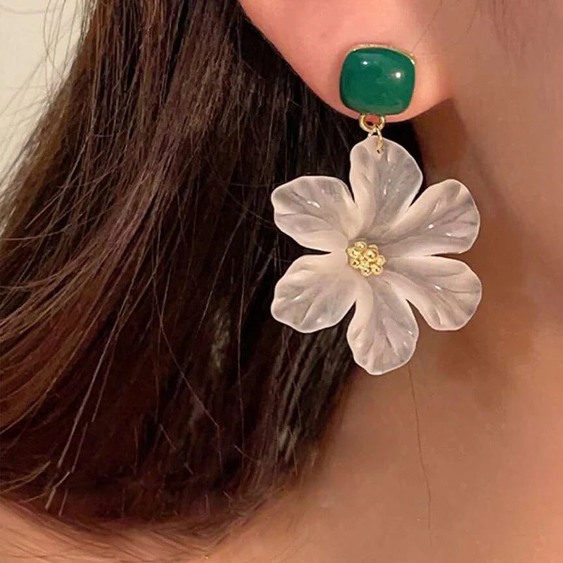 Obega White Flower Charm Square Metall Grüne Epoxy Tropfen Ohrringe Für Frauen Böhmische Romantische Kamelienblumen Hängeohrringe Luxus