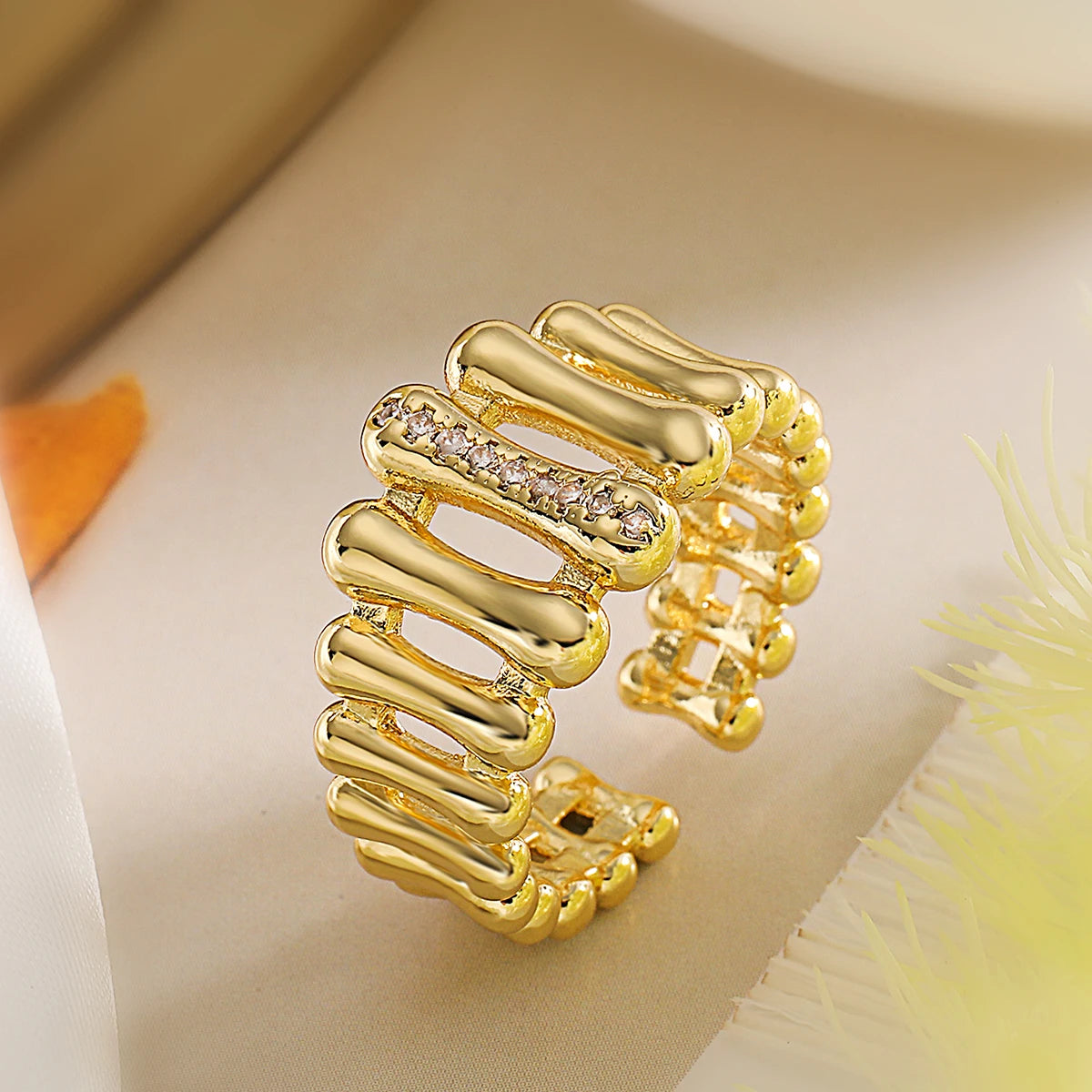 NEWBUY Zarte goldfarbene Statement-Design CZ Party-Ringe für elegante Frauen Finger-Accessoires