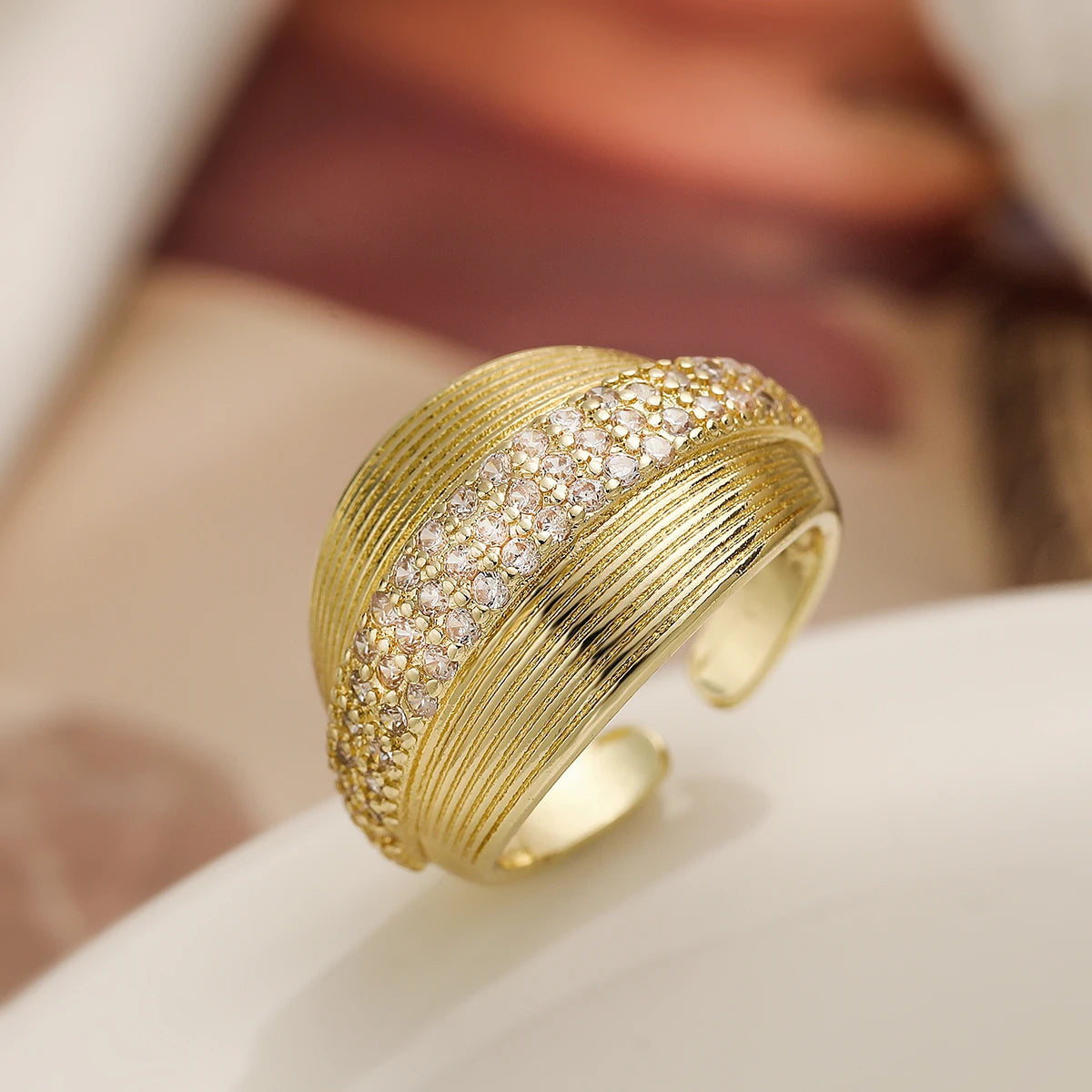 NEWBUY Luxus AAA Zirkonia Pave-Fassung Kupfer Schmuck Trendige Goldfarbe Trauringe für Frauen