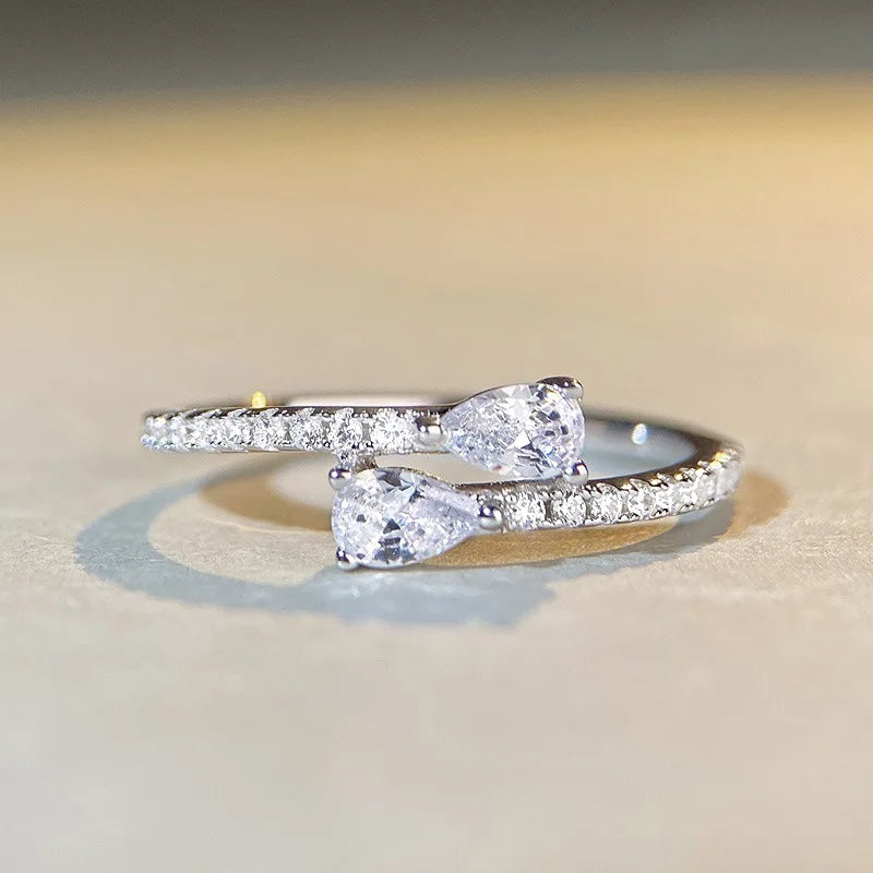 Ring aus 925er Sterlingsilber mit hellem Zirkonia, Accessoire für Damen, für Verlobung, Zeremonie, modischer, zierlicher, schicker Hochzeitsschmuck