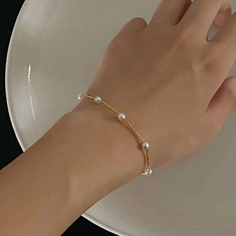 Neues schlichtes Imitationsperlenketten-Armband für Damen, modisches Temperament, goldfarbenes Kettenarmband, Party-Handschmuck
