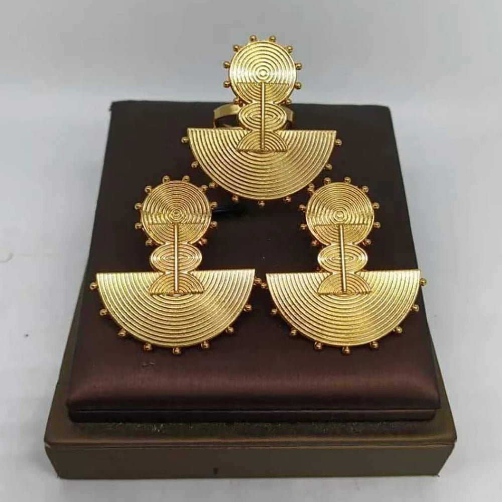 Brasilianisches goldenes Farb-Ohrring-Ring-Schmuckset für Partyhochzeiten Braut-Clip-Ohrringe und Fingerring 2-teiliges Set Schmuckzubehör